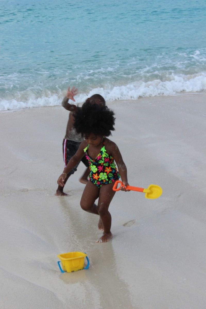 Helyi kislány élvezi a hétvégi családi kiruccanást a tengerhez